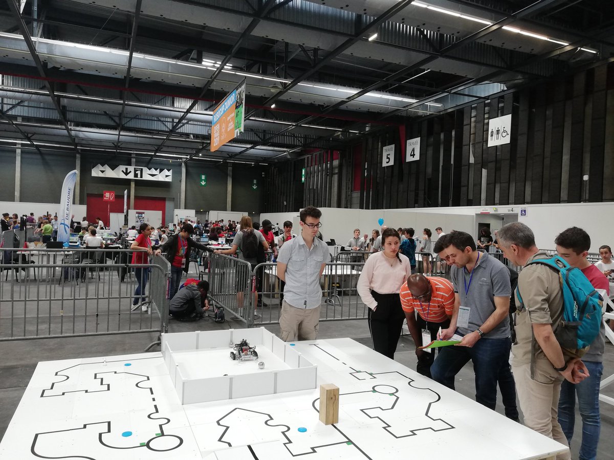 RoboCup2023's tweet photo. #RescueLine à la #RoboCupJunior aujourd'hui à #Bordeaux pour la #FoiredeBordeaux Hall 3 https://t.co/Eang438FkG