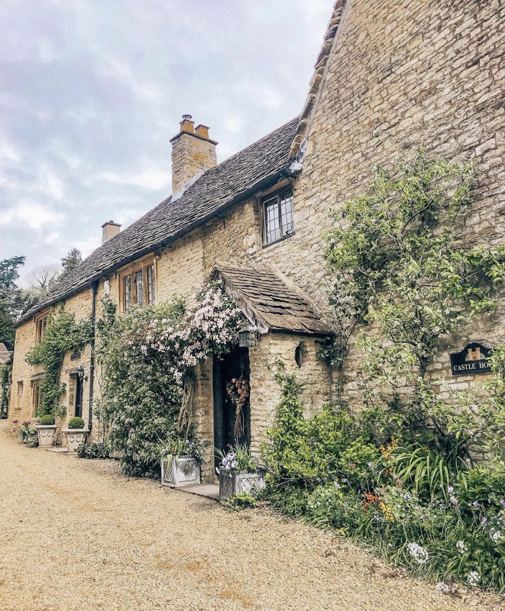 Cotswoldsplan's tweet photo. Who wouldn’t want to visit a Cotswold village as lovely as this? 🌷 
📸 @irenexeriksen 
#cotswolds #travel #prettyvillages #wheretogo #wheretostay #prettyplaces #visitengland #visitbritain #visitcotswolds #tour #itinerary #local #houses #cottages https://t.co/NybVLaulDB