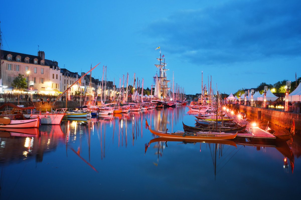 Prefet56's tweet photo. [La #SemaineduGolfe en photos]⛵️🌞
Balade sur le port de #Vannes à la tombée de la nuit et virée ac la flotille 3 jusqu’au Bono après un détour par le @troismats_Belem au mouillage
Soleil et convivialité sont au rendez-vous pr un magnifique spectacle😀
https://t.co/IuLEjdCm42 https://t.co/mvMNYYX0KS