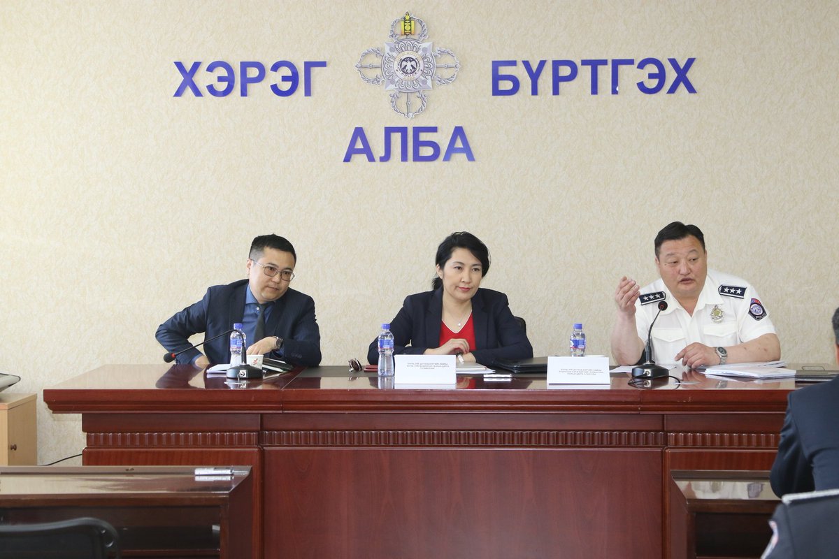 ХЗДХЯ-НЫ ЗАРИМ УДИРДЛАГУУД ГЭРЧ, ХОХИРОГЧИЙГ ХАМГААЛАХ ХЭЛТСЭЭС ХҮҮХЭД ХАМГААЛЛЫН АЖЛЫГ ХЭРХЭН ЗОХИОН БАЙГУУЛЖ БАЙГААТАЙ ТАНИЛЦЛАА mojha.gov.mn/newmojha/?p=27…