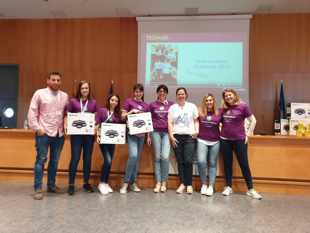 PaolaFatas's tweet image. Jurado #everis con uno de los equipos finalistas de #technovAragon19 #TechnovationChallenge