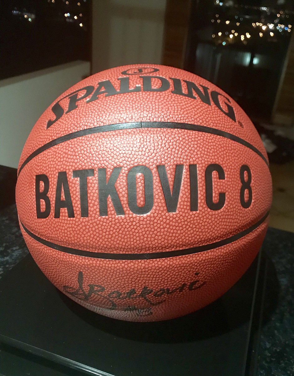 smottitsv's tweet photo. Thanks @SuzyBatkovic , @TownsvilleFire, and @Spalding for this great prize honouring the 🐐 - professional, leadership on and off the court ... congratulations on a great career. https://t.co/CtozBXWUTb