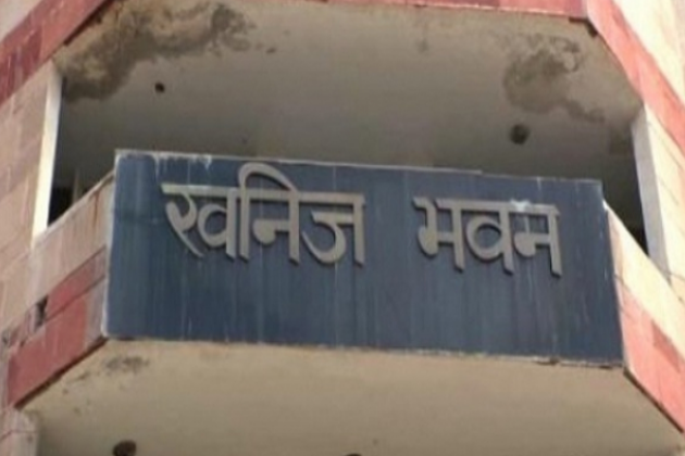 1stIndiaNews's tweet photo. #Rajasthan : मानसून में बंद रहेगा खनन कार्य 

3 माह बंद रहेगा खनन कार्य, खदानों में भर जाता है बारिश का पानी, ऐसे में मजदूर लौट जाते हैं अपने गांव 
@PramodBhayaINC #Monsoon2019 #MiningWork https://t.co/BZv9PfIEsI