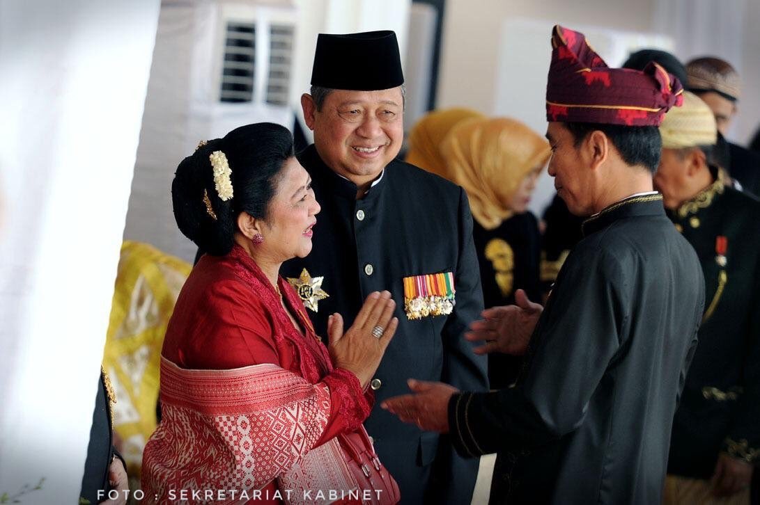 vyan_ae's tweet photo. Sugeng kondhur bu any @ANYYudhoyono tetap tegar pak SBY @SBYudhoyono https://t.co/jiPz2Jdv9R https://t.co/MtiQ7JQPf6