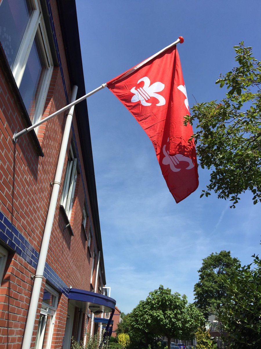 Zo blij met de stadsvlag van Beverwijk!Nu is het voor iedere Beverwijker mogelijk er één te kopen. Bij ons wappert hij al vrolijk