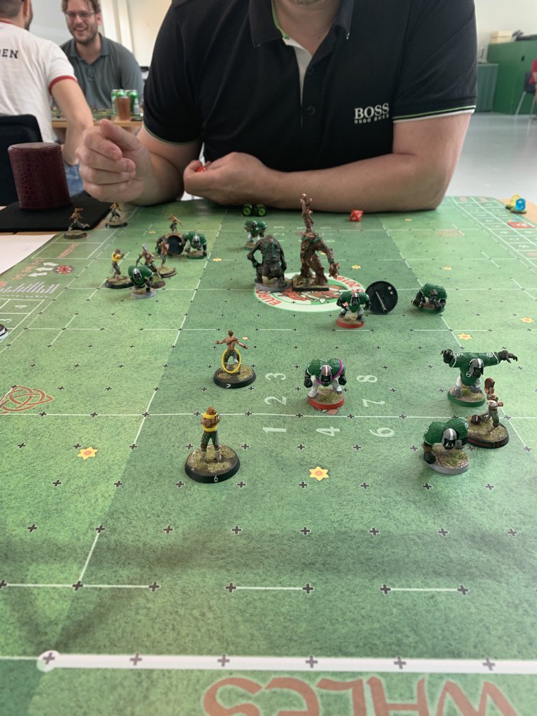 Ksprbgh's tweet photo. In the one #bloodbowl tournament where I don’t bring dwarves, I - of cause - meet a dodge-spam wood elf team. I’ve dreamt of that match up for years. @LordNuffle is too fond of playing with peoples feelings. https://t.co/dvQxN0LaQN