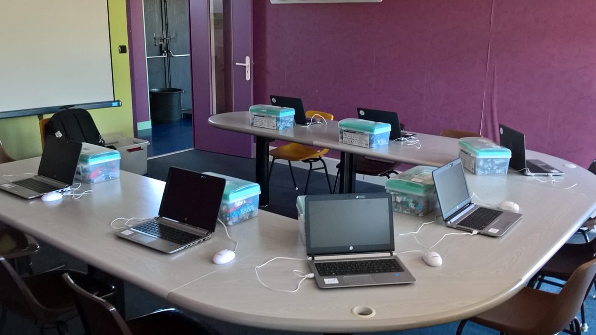 i2form's tweet image. @i2form  Préparation de la salle avant l’arrivée des enfants inscrits à notre école pilote de coding/robotique « Atelier du Code » à Épône. C’est parti pour l’après-midi avec des activités coding innovantes... #I2FORM @CUGPSEO