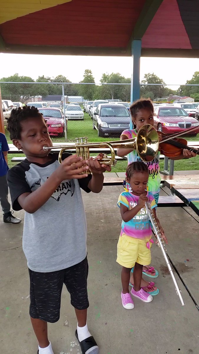 WUOL's tweet photo. #ClassicalCorner was magical last night at Highview Park! We are here to make sure everyone everywhere has access to arts and culture. Let us know where we should go next and check our website for upcoming events!
⁣
#MusicForEveryone 💙 https://t.co/ojXz6eByGc