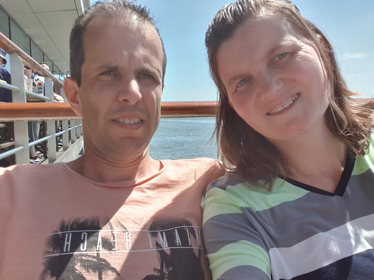 RdriessenRick's tweet photo. Met @DriessenLinda Bij @DeltaHotelVLD in #Rotterdam aan de #maas. Beter kan niet vanuit @DeltaPayroll. Zo op naar @Borsato in de #kuip. #genieten #mbdk #water #salarisadministratie  #AFAS https://t.co/kdj4rixr7S