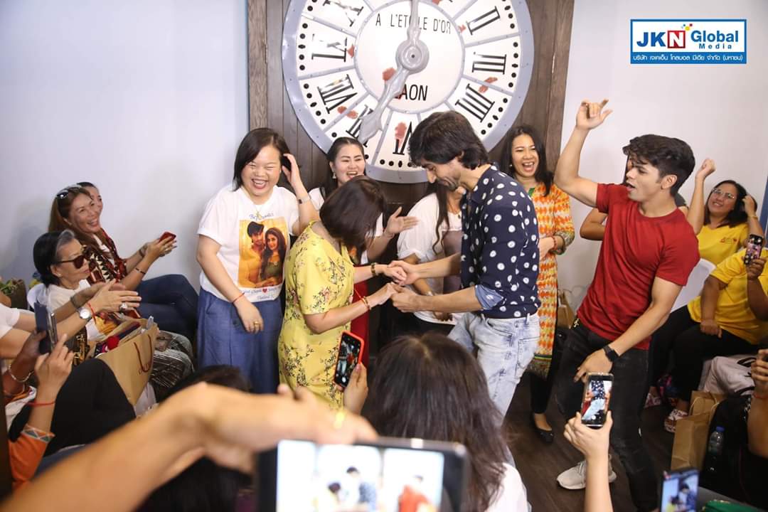 HC_Universe's tweet photo. Harshad dancing along with his Thai fans at the meet and greet session.

#HarshadChopda 
#Bepannaah 
#HarshadChopdaInThailand https://t.co/IWxqOdxooI