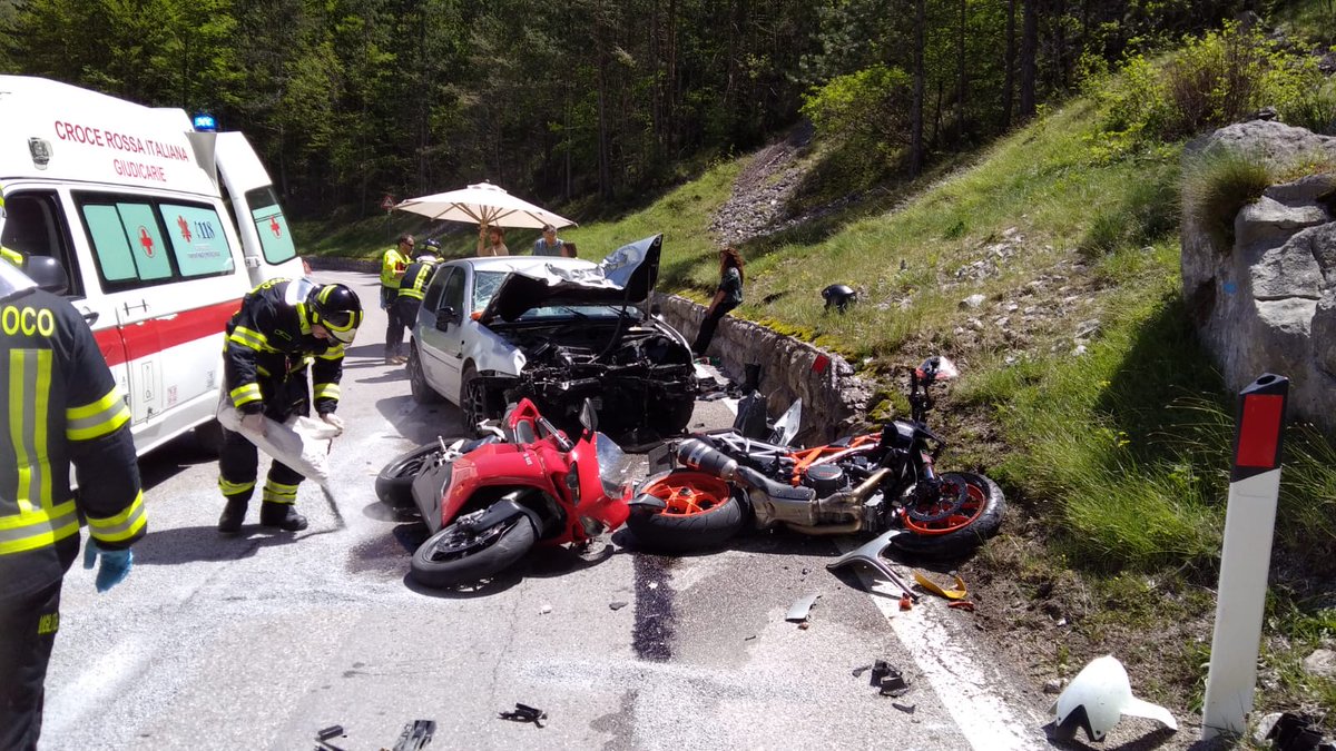 PLGiudicarie's tweet photo. Sinistro stradale #SS421 #SanLorenzoDorsino loc. Nembia 3 motocicli ed un autoveicolo coinvolti - #polizialocale sul posto con #VVF #SanLorenzo #crocerossa #PonteArche #TrentinoEmergenza ed #elisoccorso #PAT https://t.co/GmdVqD0J25