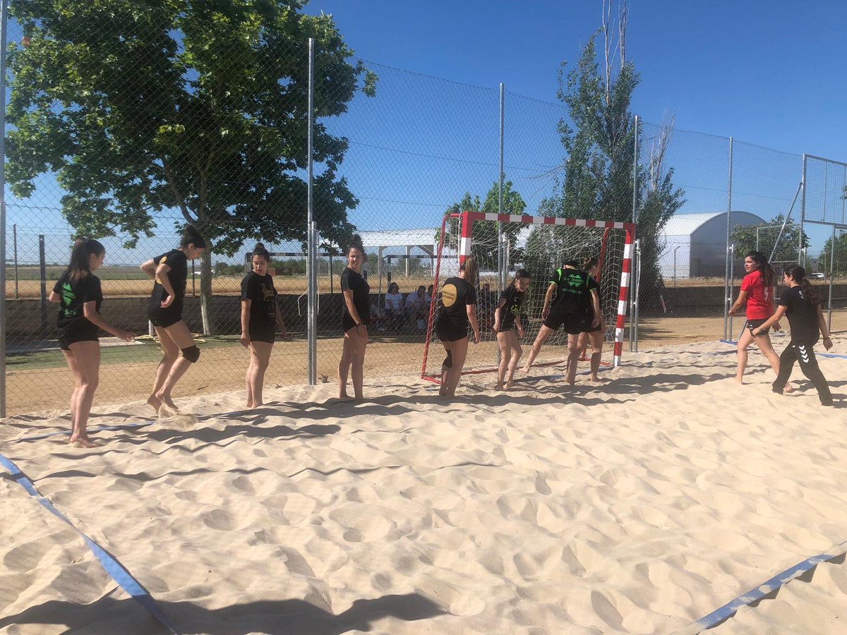 También arrancaron las chicas juveniles de la <a href="/fexbm/">Federación Extremeña de Balonmano</a> en su primera concentración de cara al campeonato de selecciones de #BalonmanoPlaya gran trabajo de todo el grupo en la sesión dirigida por <a href="/soniasierramora/">sonia</a> y  #SandraPino