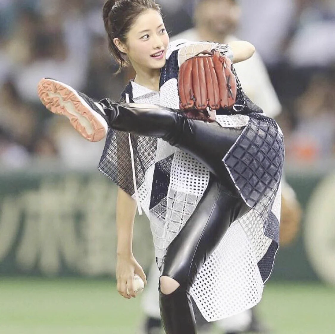 石原さとみの始球式が可愛すぎるｗｗｗ美人って写真事故らないよねｗｗｗ