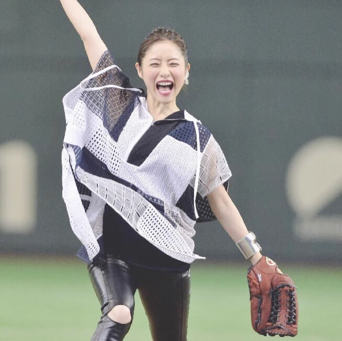 石原さとみの始球式が可愛すぎるｗｗｗ美人って写真事故らないよねｗｗｗ