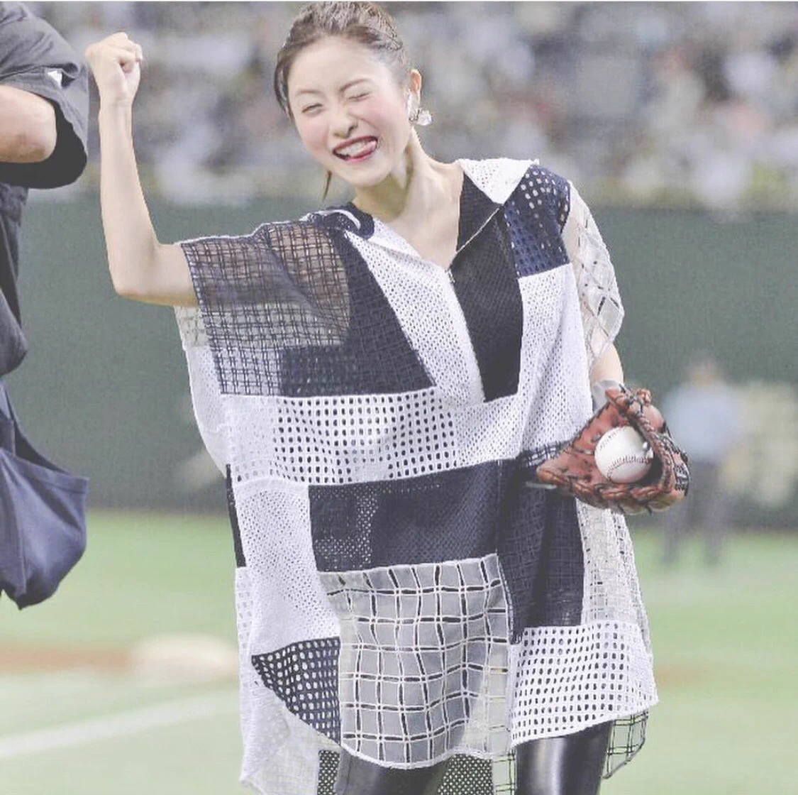 石原さとみの始球式が可愛すぎるｗｗｗ美人って写真事故らないよねｗｗｗ