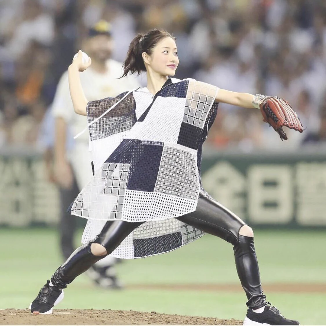 石原さとみの始球式が可愛すぎるｗｗｗ美人って写真事故らないよねｗｗｗ