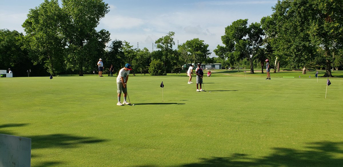 JMartinez4Hou's tweet image. Saturday mornings are the best when starting on the greens! #chippingpractice #puttinggreen #chipandputt #firstteegolf