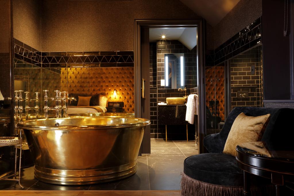 Rub-a-dub-dub. Take a long soak in a beautiful big tub…and relax.
🛀
#swinedineandsleep #impeccablepig #restaurant #hotel #relaxation #luxury