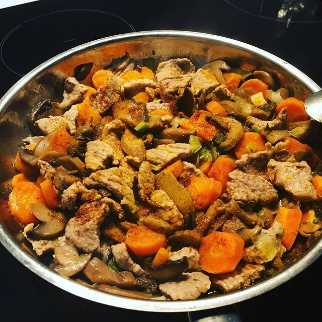 On a suivi nos conseils ! Épices 🥘, Légumes 🥕, Viandes 🥩 et surtout couleurs et goûts 😋 Faites vous plaisir simplement pour ce midi 🍽 #mangerlocaletdesaison #mangersain #mangermieux #mangerequilibre #monpetitplat #healthyfood #healthy #bienetre #… bit.ly/2KiFyta