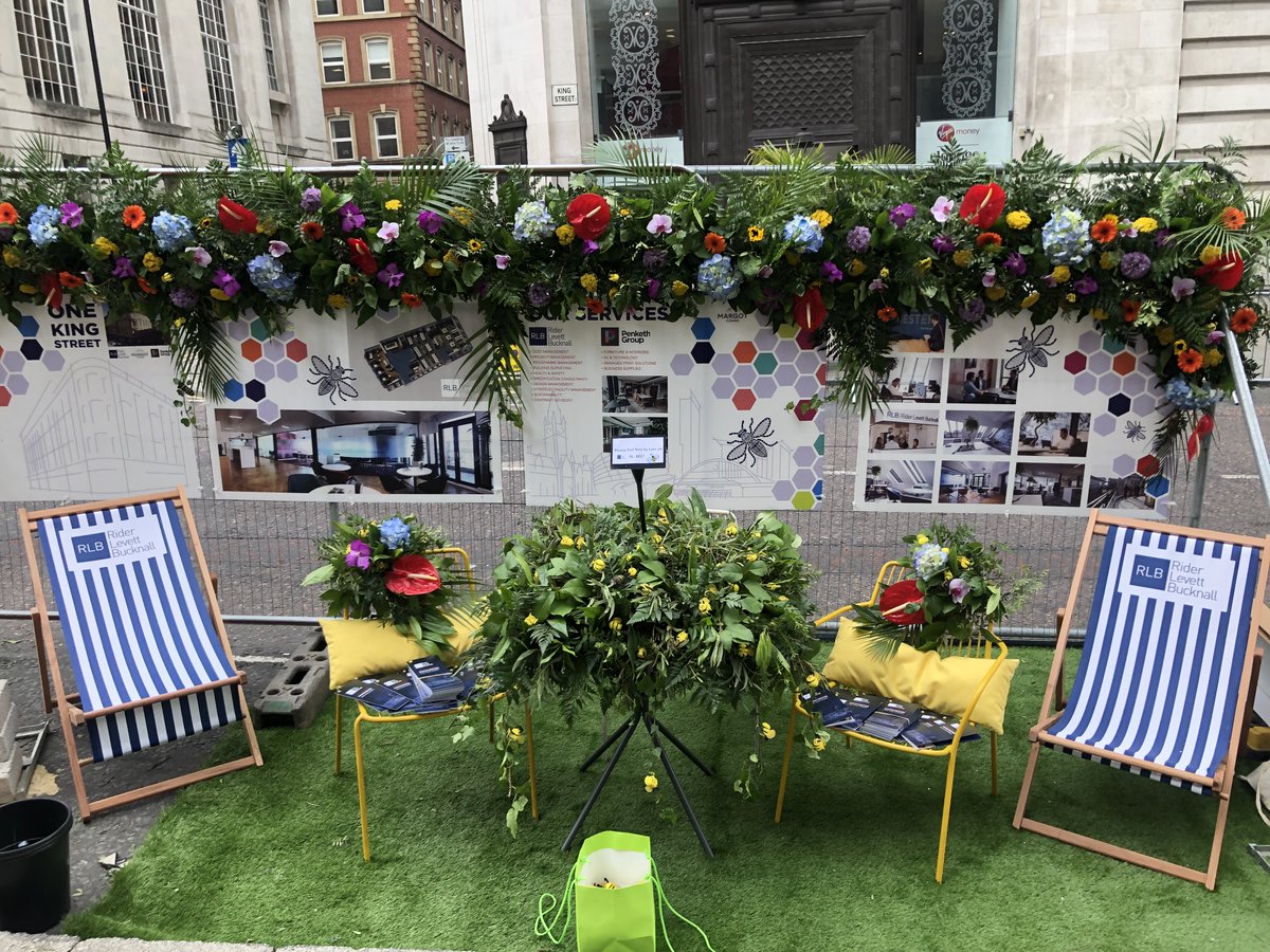 MelFox_AFL's tweet photo. If you’re in Manchester this weekend, don’t miss the chance to see our fabulous flower display today and Sunday on King Street and feel free to grab yourself an RL-BEE!! 🐝 #KingStFestival #ManchesterFlowerShow @rlb_uk https://t.co/xLWZWPHBqE