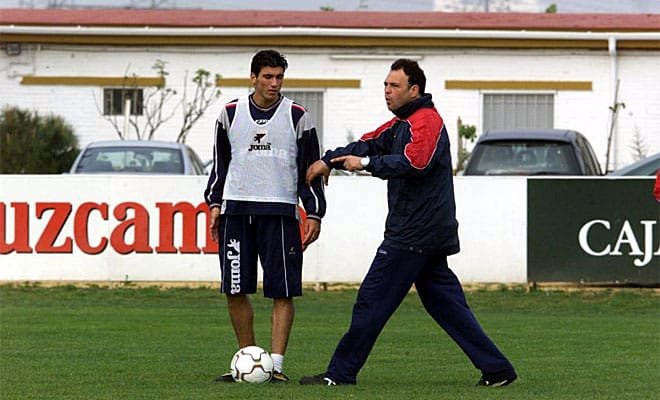 Reyes y Caparrós, en un entrenamiento del Sevilla FC.