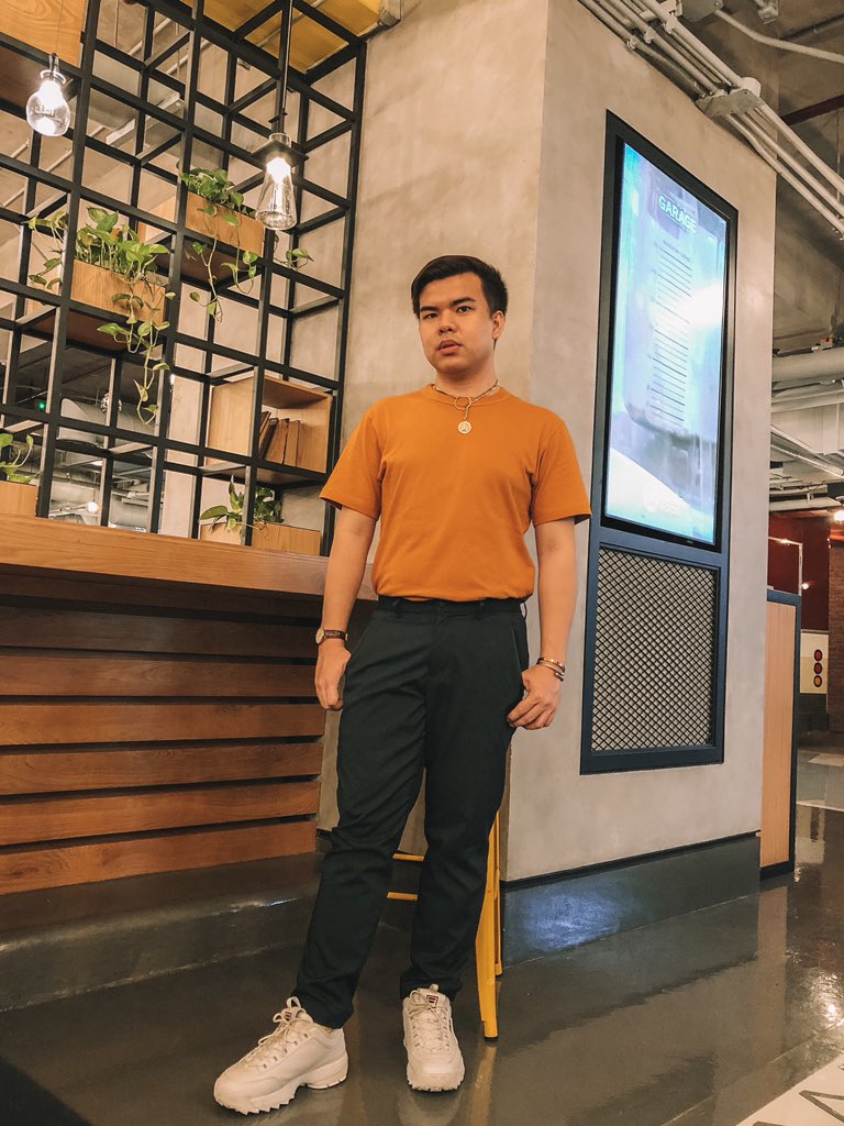 yourqueensimon's tweet photo. stay golden 💛✨ // as always, i had so much fun roaming around several times, meeting my favorite bloggers & shop at @bloggers_united #BU17xE // wearing the necklace I got from @itsjessav’s booth & the sneakers from @imkerwinking from #BU16 🤗😘 https://t.co/5RBbeecnf3