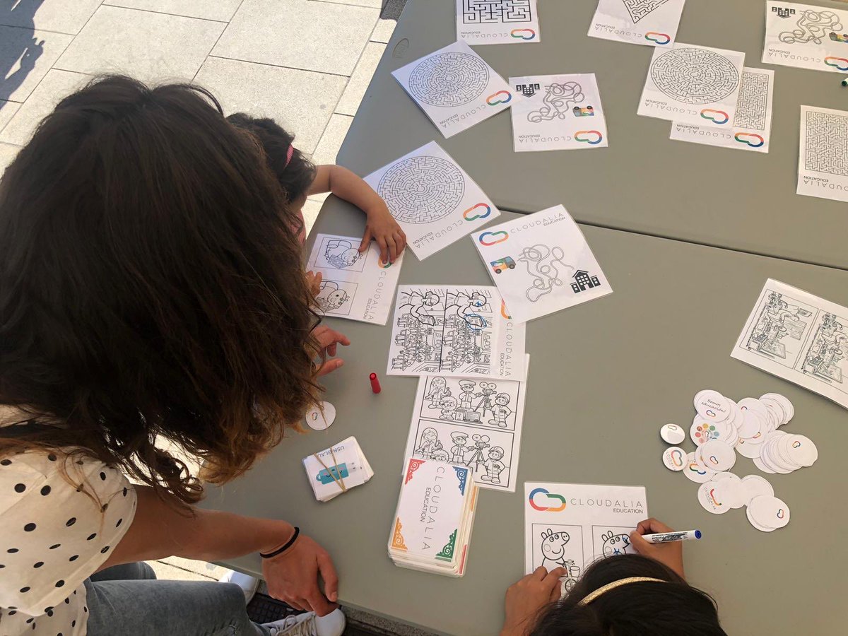cloudeducacion's tweet photo. Diversió i entreteniment al nostre Stand de Mollet és Fira!!! 🎉🎉🎉 #jugandoconcloudalia19 #molletesfira https://t.co/2CStYvAT1G