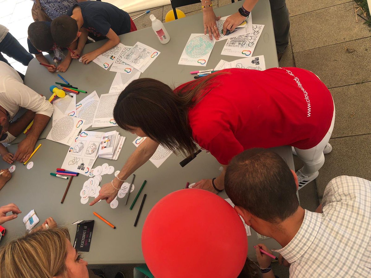 cloudeducacion's tweet photo. Diversió i entreteniment al nostre Stand de Mollet és Fira!!! 🎉🎉🎉 #jugandoconcloudalia19 #molletesfira https://t.co/2CStYvAT1G