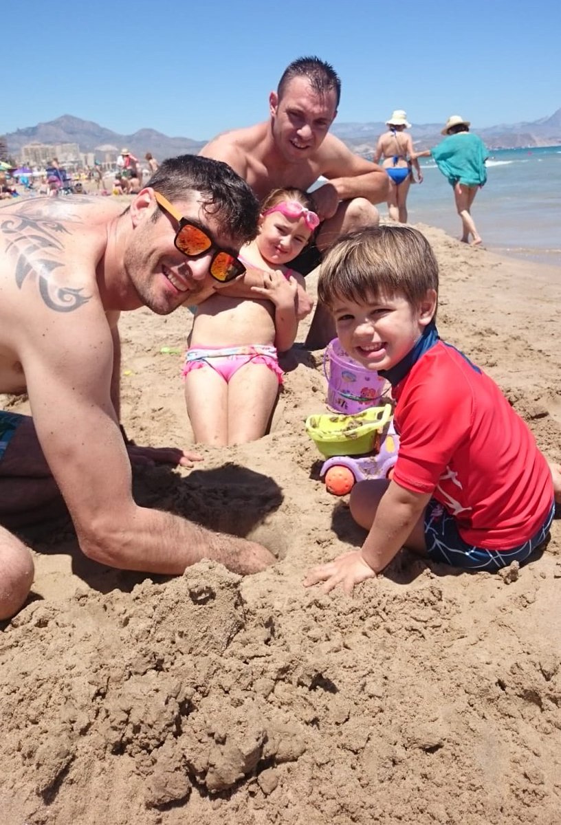 Así de felices arrancamos junio, haciendo agujeros en la arena 🏖 Primer día de playa!!! #playasanjuan #Alicante #alifornia #conlospeques