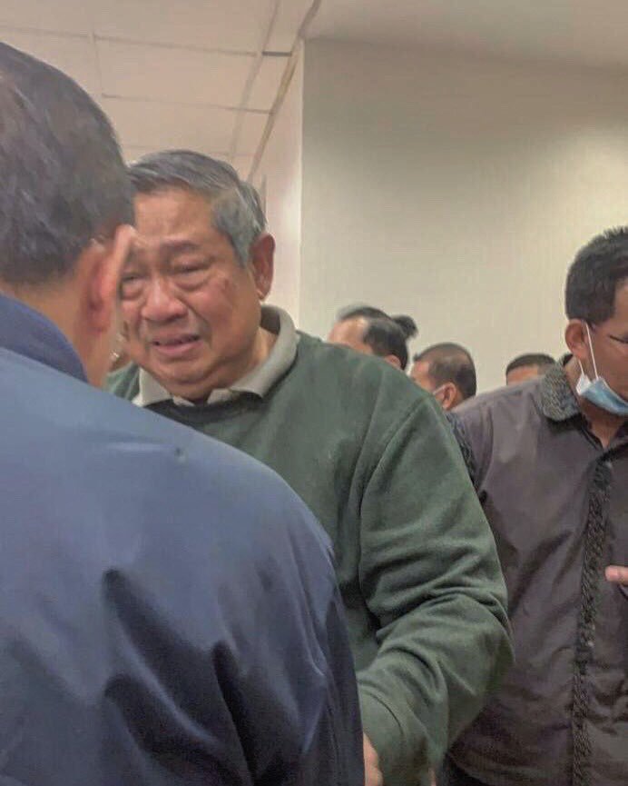 sofiaaaaa1234's tweet image. "Tuhan berikanlah hambamu pendamping yg sprt beliau-beliau ini...
Kasihnya sepanjang hayat.
Cintanya seluas jagat..
Do'anya sampai hari kiamat..
🙏🙏

#RIPAniYudhoyono