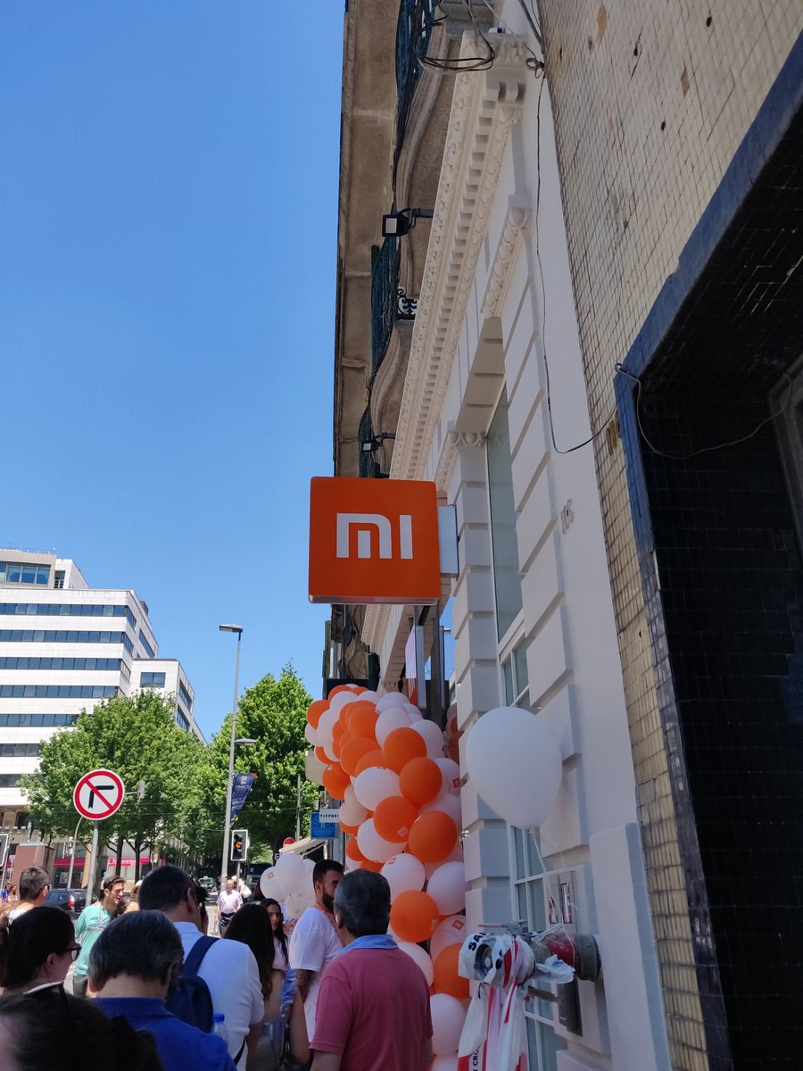 bancadadeleao's tweet photo. Ainda tem fila, pequena, mas ainda tem!
#XiaomiPT https://t.co/HqhF4NLri9