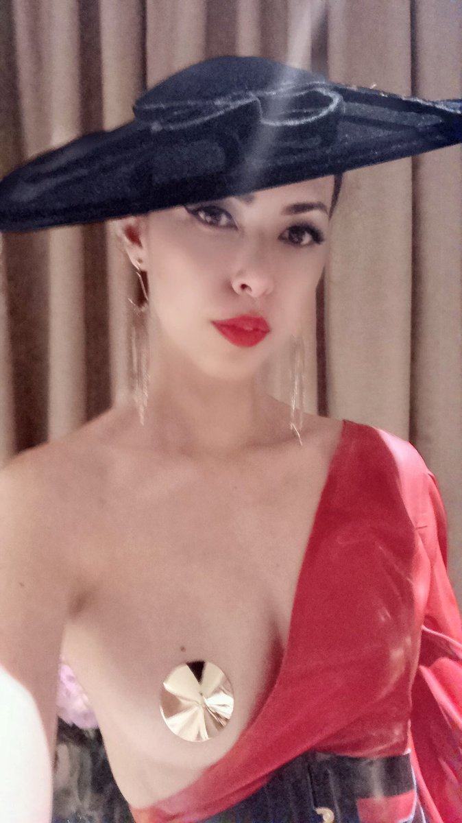 DominatrixIris's tweet photo. My @Blacklickorish latex ensemble or Sweet Surrender party &amp; KitKatClub last night ❤️🖤❤️ https://t.co/MKWKUmTXgH