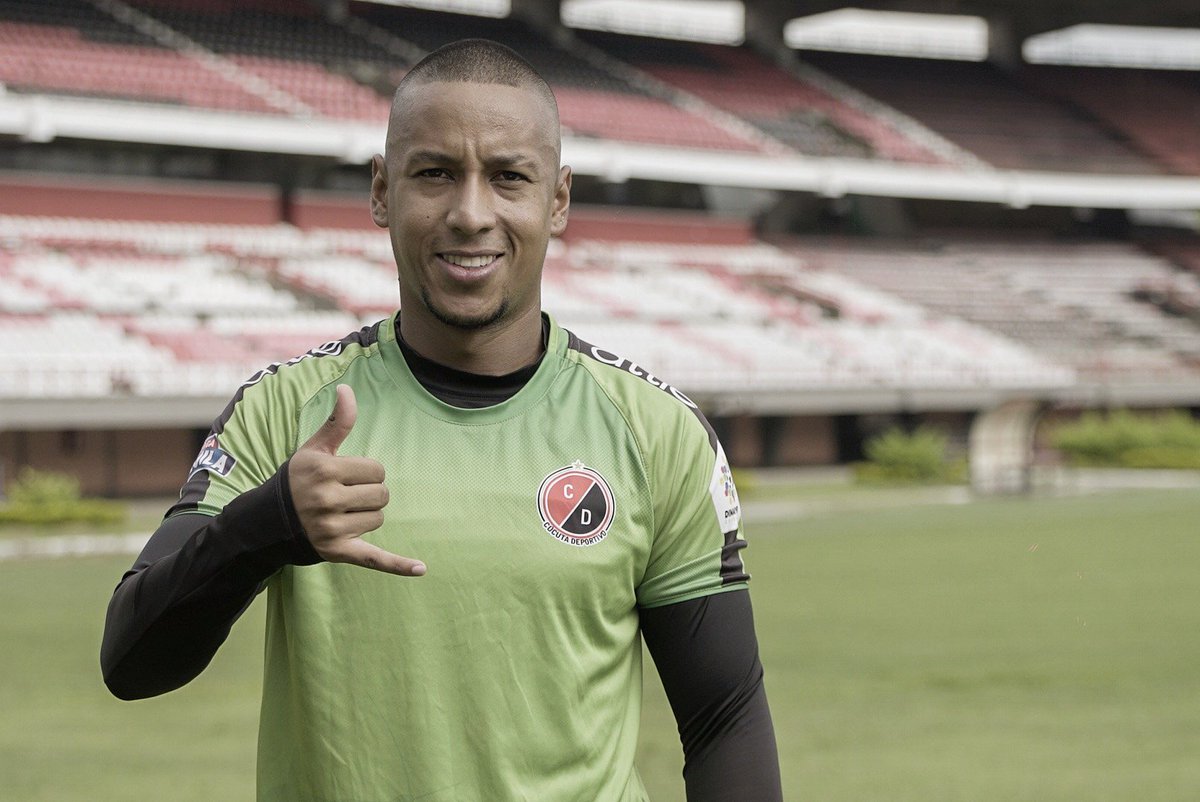 Cucutaoficial's tweet photo. ¡Bienvenido Daniel Restrepo!
Procedente del Deportivo Pasto el mediocampista de 26 años se suma a nuestro equipo motilón para aportar toda su experiencia y desde hoy se suma a la pretemporada rojinegra  💪🏻
#DeCorazónRojiNegro ⚽️ https://t.co/4oeoIGdlu7