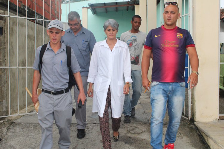 SaludDPinar's tweet photo. ACTÍVATE CONTRA EL MOSQUITO!!!!!!
Controla sus sitios de cría con tus propios esfuerzos y permite que los operarios de la campaña te ayuden en esta tarea En el municipio de #PinardelRío continúan las acciones contra este vector #CubaEsSalud @MINSAPCuba @GeoPAlvarez https://t.co/iSc8VyNILB