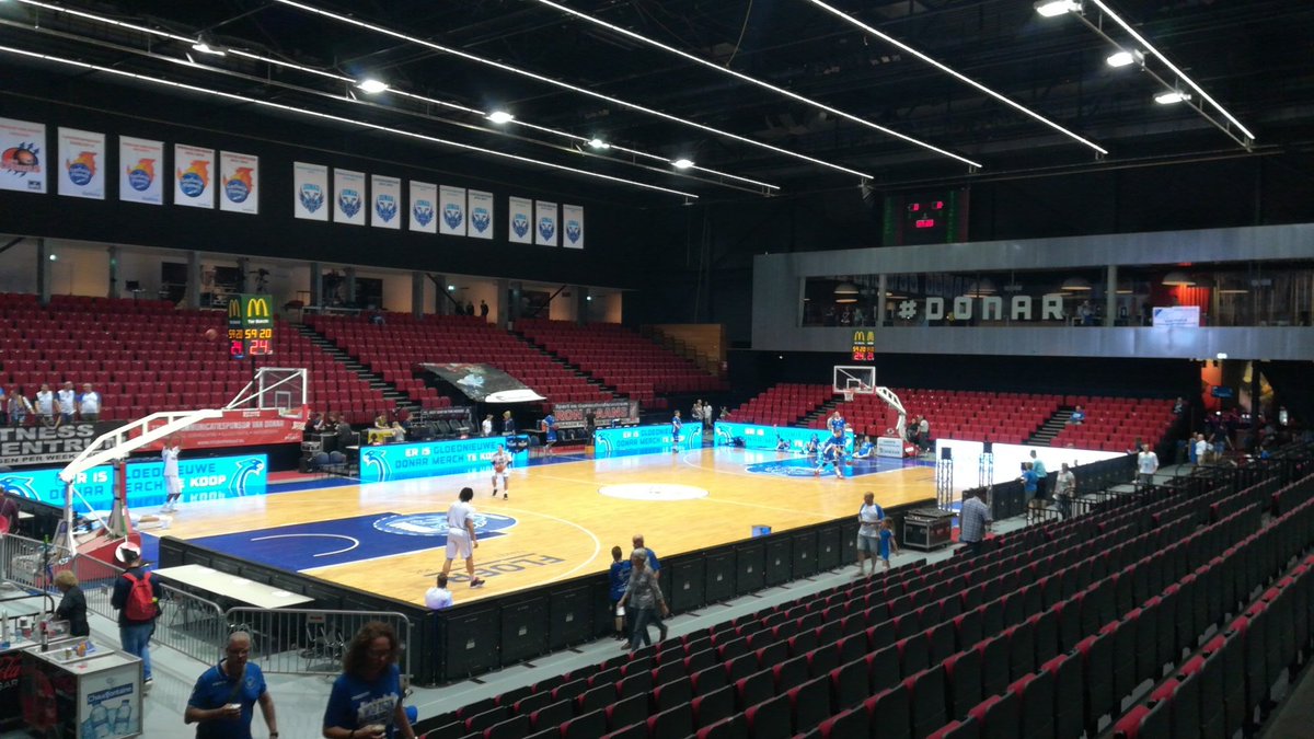 Geurt72's tweet image. We zijn binnen en klaar voor game 6 @LandstedeBasket #Zwolle