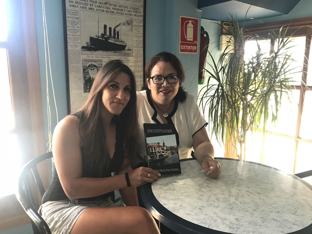 Si pasa por #Chinchón  no deje de pasar por el bar <a href="/Tubson/">Don Wilkinson</a> donde Flory con su sonrisa encantadora les muestra donde están los libros de Vias Literarias del <a href="/BarriosdeLetras/">BarriosdLetras</a> ahí estará #Encontrarme novela, mientras toma algo déjese encontrar en sus personajes #España me encanta!