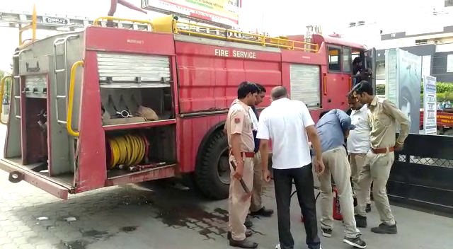 1stIndiaNews's tweet photo. #Dausa : फायर मॉक ड्रिल में मिली खामियों पर नोटिस
फर्स्ट टावर प्रबंध सहित 10 संस्थाओं को दिया नोटिस, नगरपरिषद आयुक्त दिलीप शर्मा ने दिया नोटिस, शहर की सबसे बड़ी मल्टी स्टोरी बिल्डिंग का प्रकरण, कल हुए मॉक ड्रिल में पाई गई थी खामियां #FirstTower #RajasthanOnFirstIndia https://t.co/qt8vZ4kxJh