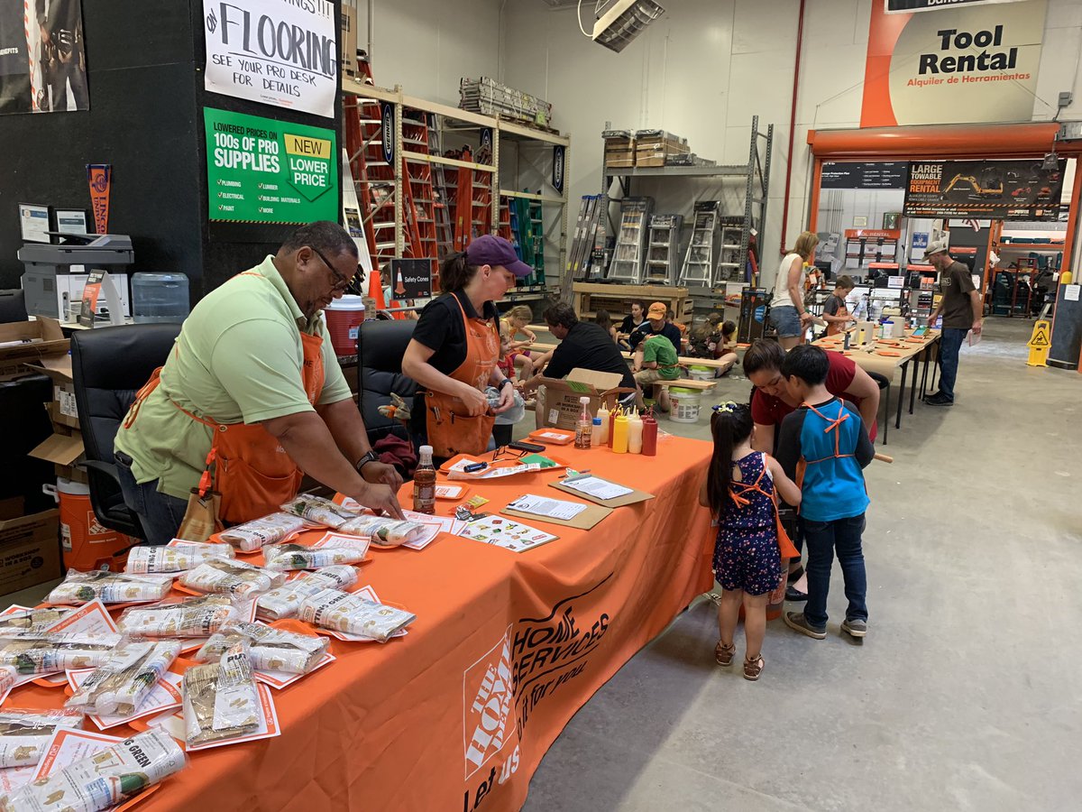 Thank you Lisa and Lonnie for setting up today’s Kid’s Workshop!
<a href="/lauren_s_angelo/">Lauren Angelo</a> @Orangelife_99