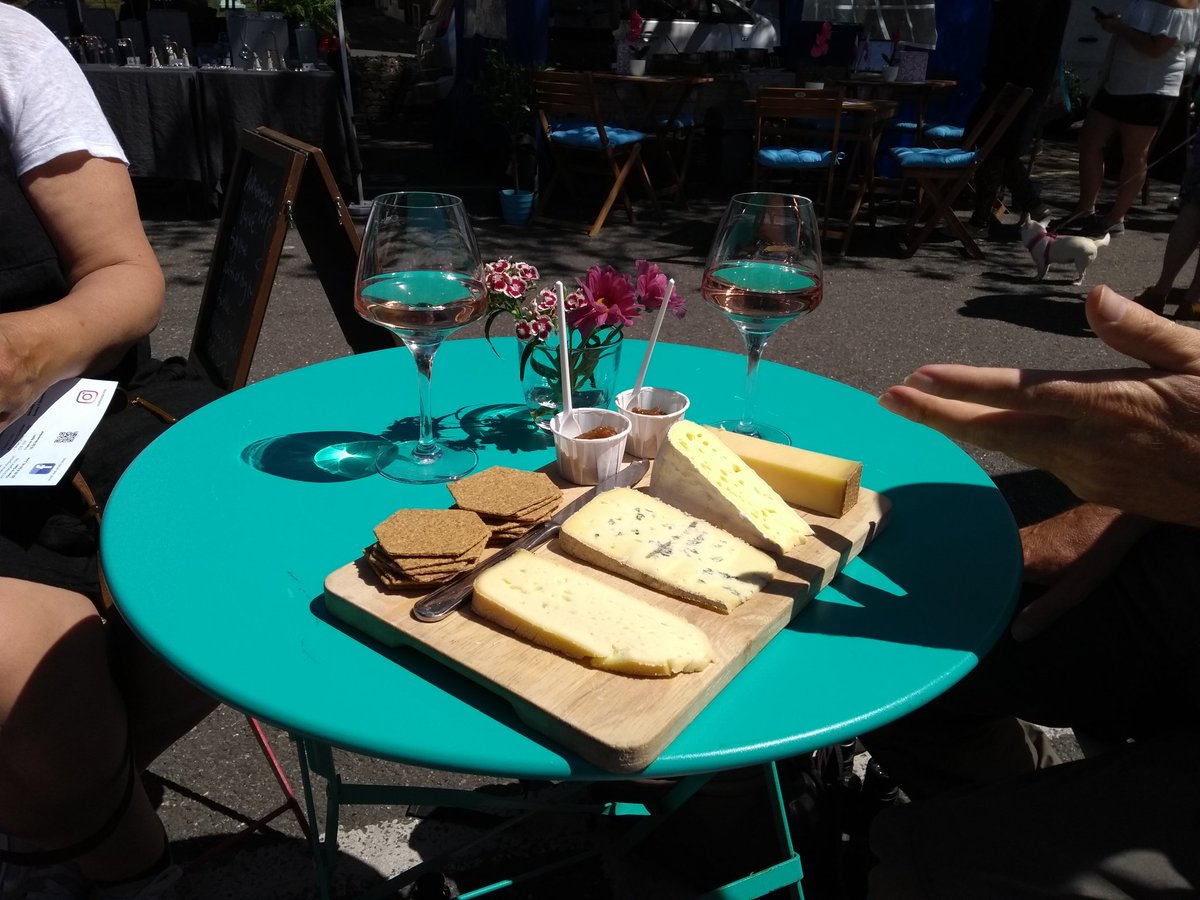 No_Expert's tweet photo. Lunch in #DealTown 

Stunning #Cheeseboard from a stall in #DealMarket - bargain at £6 https://t.co/28ce1jNyyP