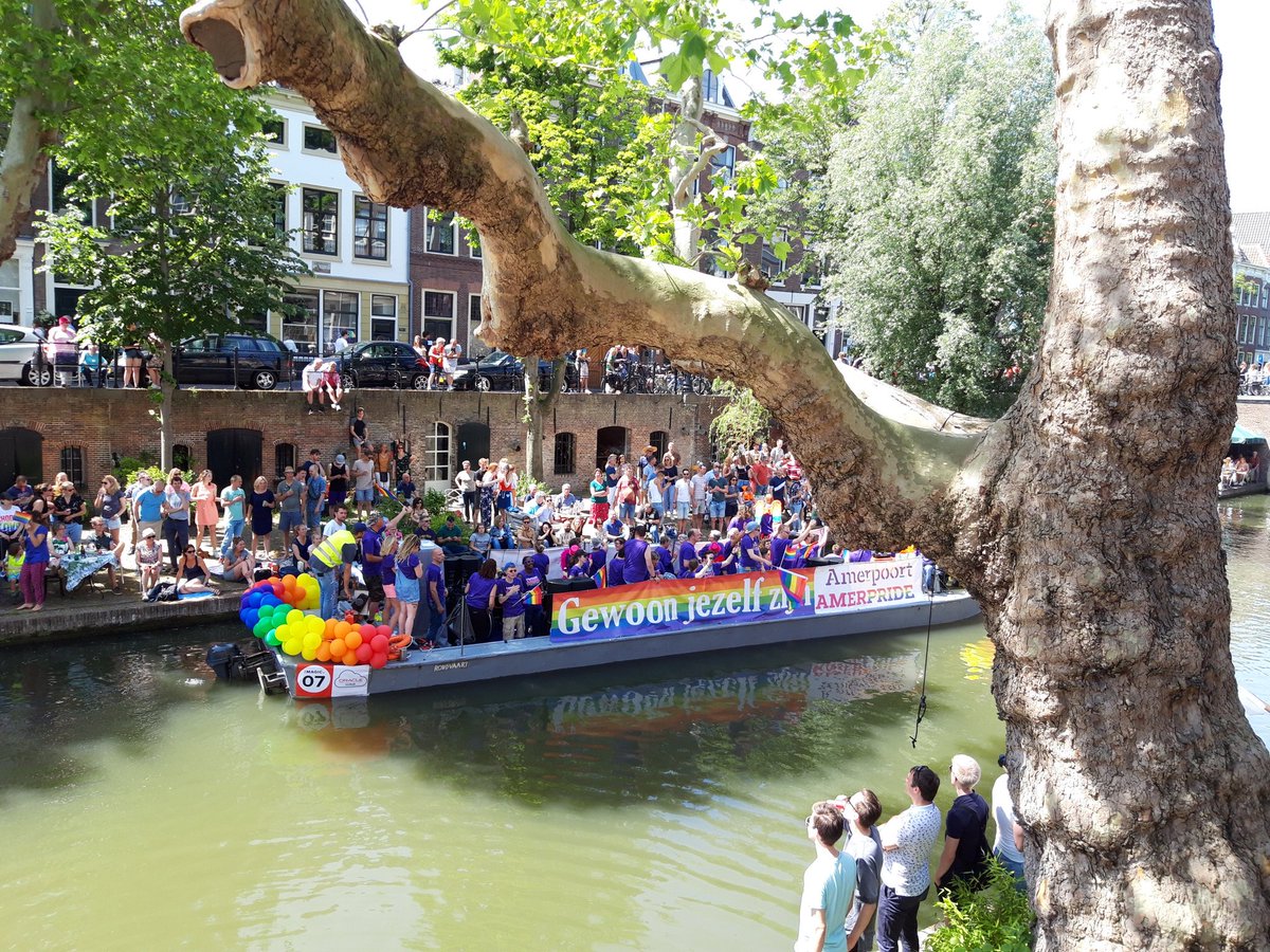 Wat een vrolijkheid in Utrecht #canalpride Ook <a href="/Amerpoort/">Amerpoort-Sherpa</a> van de partij. #Kleurrijk #gewoonjezelfzijn