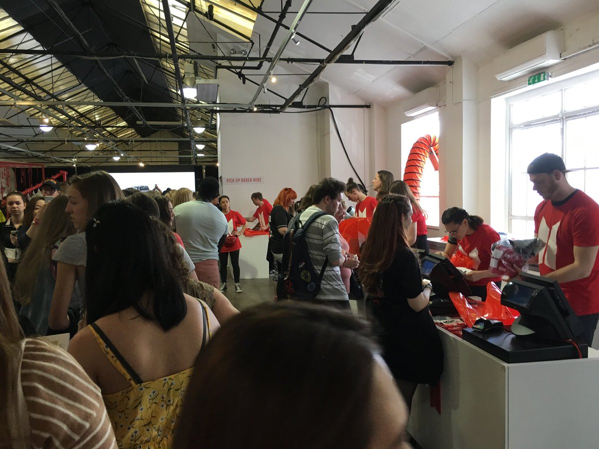 ATG0104's tweet photo. @BTS_twt #btsdad #BTSPOPUPSTORELONDON wait time:1 life 😱 https://t.co/qd8RDsfR48