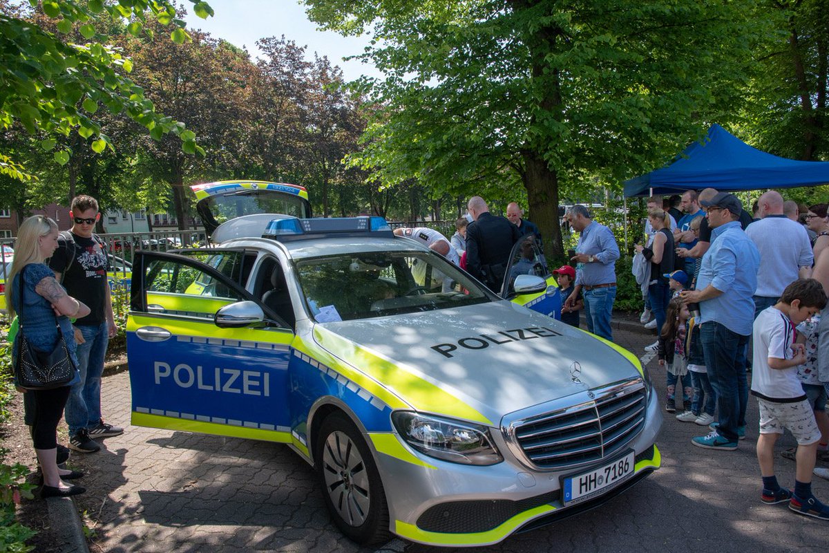 EbnerFoto's tweet photo. Hamburg-Aktuell..
#Billstedt PK42..
Tag der offenen #Tür im #Polizeirevier in #Billstedt.. Hunderte #Besucher ein voller #Erfolg.. Marek #Erhardt und Kay #Tegtmeyer signierten ihr #Buch Under Cover.. @BILD_Hamburg @polizISTmensch @PolizeiHamburg https://t.co/KoPBnwJXgb