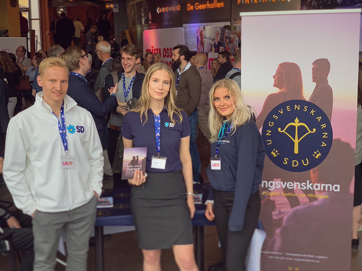 Ungsvenskarna's tweet photo. Ungsvenskarna är på plats med ett eget bokbord under partiets utvecklingskonferens i Norrköping! #uk19 @sdriks https://t.co/jzm5LW9I9q