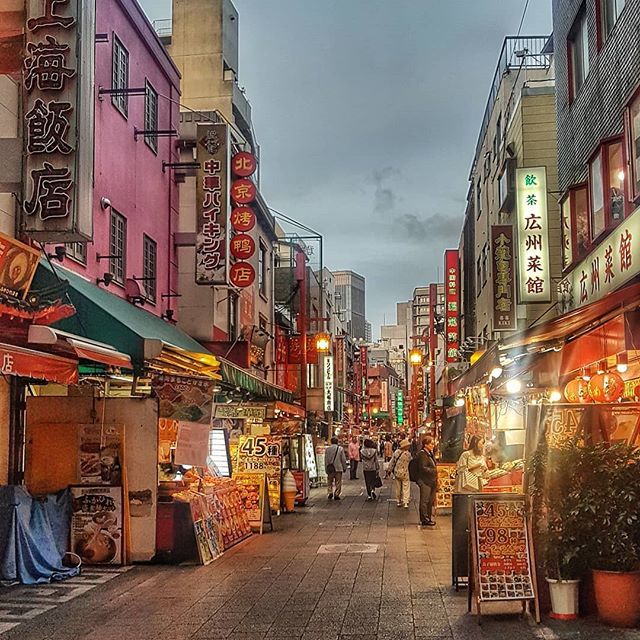 Chinatown à Kobe, pour la tombée de la nuit.

Alors que le ciel s'éteint peu à peu, les différentes échoppes illuminent la rue et nos yeux de couleurs vives et appétissantes 😊 bit.ly/2MoMUxT