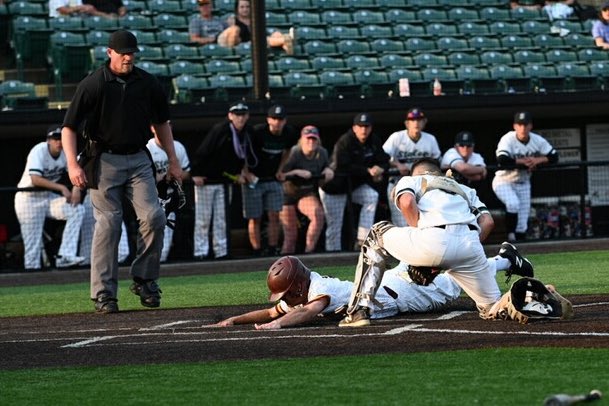 DeSmetJesuitHS's tweet photo. Good Luck to our @DeSmet_Baseball as they take on @MarquetteStangs for the #MSHSAA #Class5 #State Championship today at 1:30 at #CarShieldField #AMDG #LetsGo https://t.co/gYVDYd7EZE