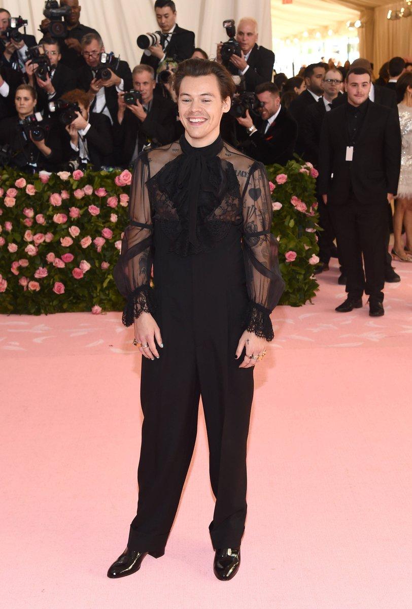 _onlyangel_x's tweet photo. Harry at the the #METGala: Notes on Camp - May 6, 2019 
#HarryatMET https://t.co/WIpdFnR3ml