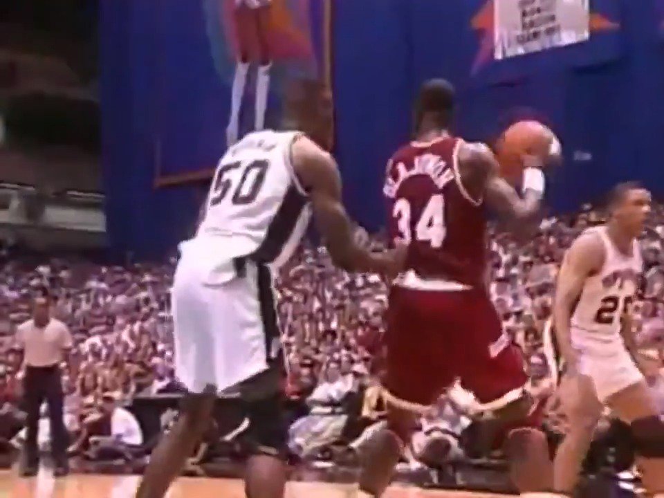 Hakeem Olajuwon gave league MVP David Robinson the work in the 1995 WCF 

Happy birthday to the GOAT Center 

