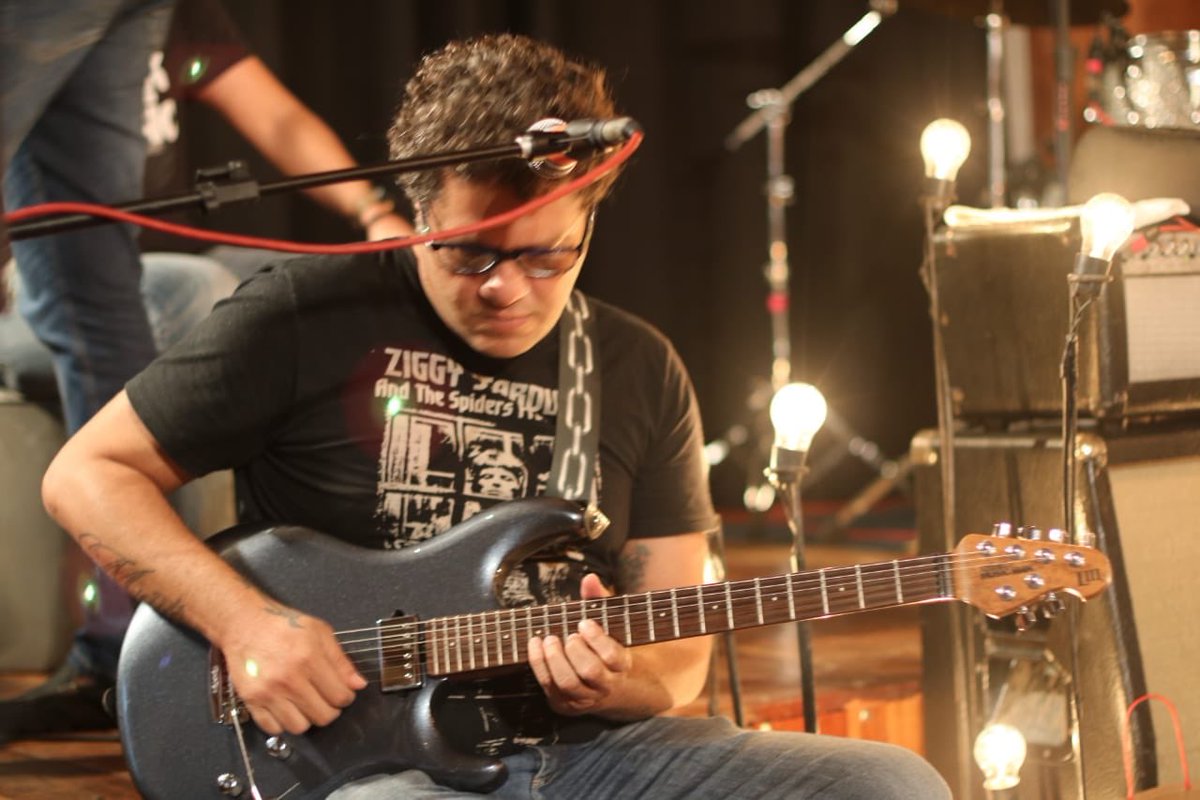 betoespinola's tweet photo. Bom dia !! Click da passagem de som ontem !!
Hoje é valendo !!
#Guitarjoe #TFband #projetonovo #estudio #live #metadevida #lukeIII #Musicman #Boss
Crédito: @EuGugaFernandes https://t.co/EVpdX0NBWr