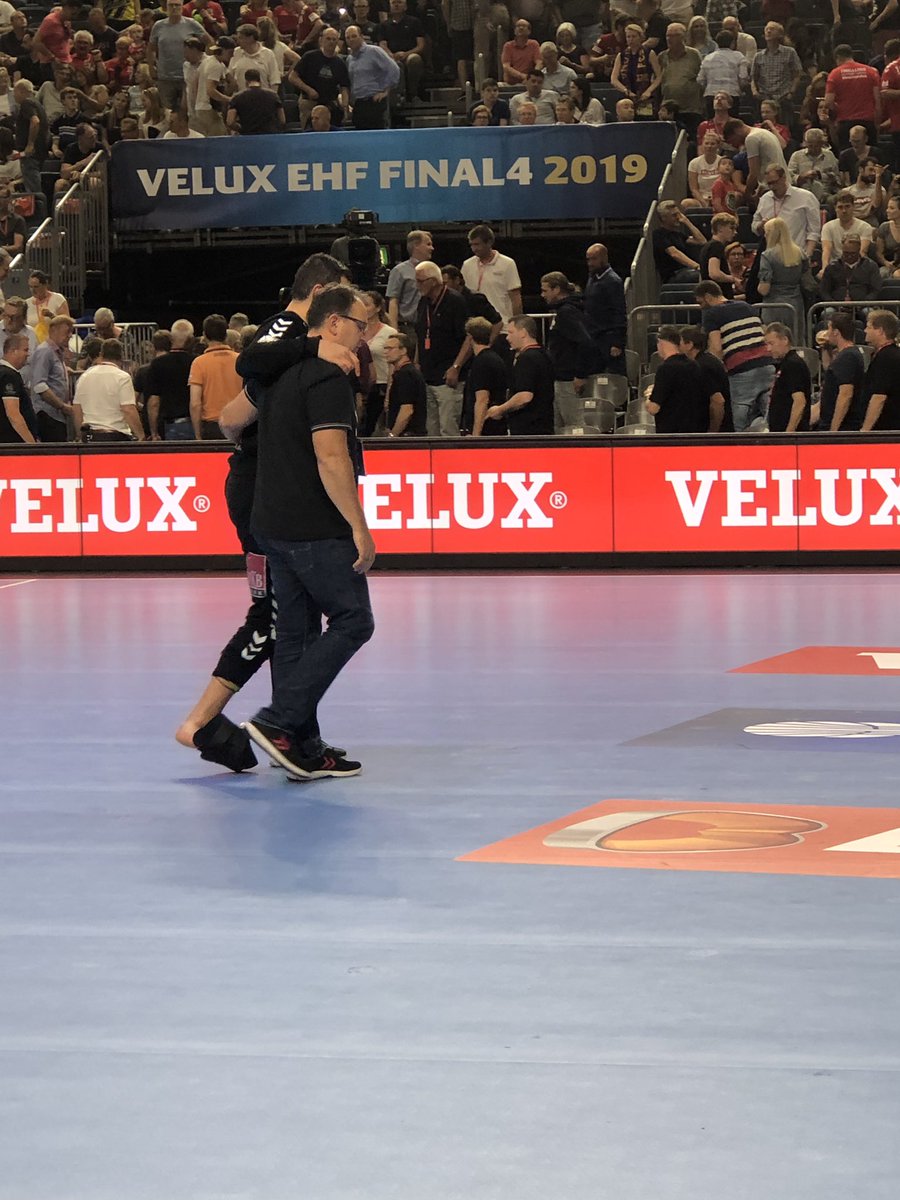 Trist for Sterbik, og alle os der elsker håndbold😣😣 Aquinagalde også humpende ud med det der ligner en fiber.. #hndbld #Handball #ehfcl #final4