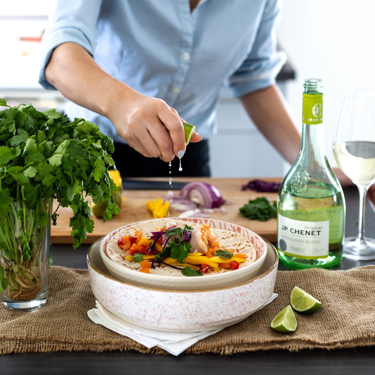 Fish tacos alert! 🌮💥🥂 Colourful, fresh and tasty, this wine and tacos pairing will delight every gourmet. Get the J.P. Chenet Sauvignon Blanc now → bit.ly/2Itcq1o #ShareThePleasure